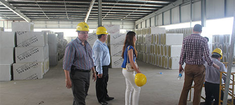 國外客戶來訪華能中天 外墻巖棉板暢銷國內(nèi)外 國外客戶來訪華能中天 外墻巖棉板暢銷國內(nèi)外