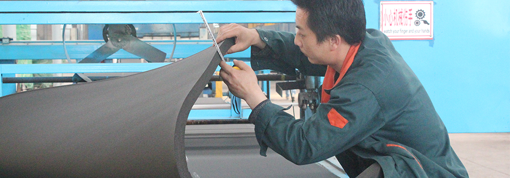 質(zhì)檢人員對(duì)橡塑進(jìn)行質(zhì)檢